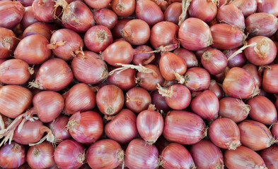 Obraz premium Fruits and vegetables, onions on the counter
