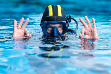 Scuba diver makes the ok sign with two hands