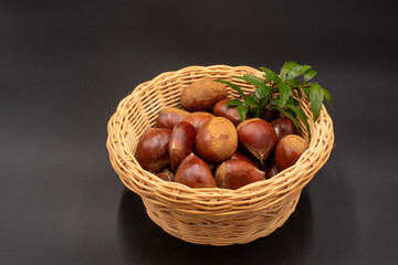 Obraz premium castanea in bascket