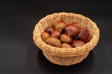 Obraz premium chestnuts in a basket