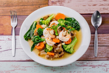 Noodles with shrimp in gravy sauce