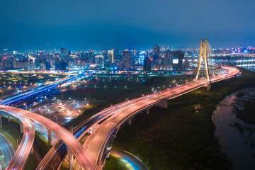 Fototapeta premium Taiwan, New Taipei City, the beautiful twists and turns of the river, reflecting the sky, bridges, city beautiful scenery.