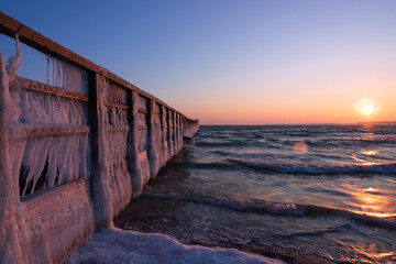 gefrorene Seebrücke an der Ostsee im Winter