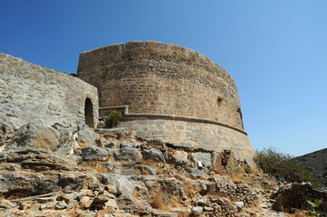 Fototapeta na wymiar La demi-lune de Mocenigo de la forteresse de Spinalonga à Élounda en Crète
