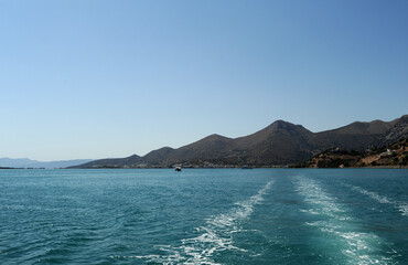 La ville d'Élounda en Crète vue depuis la rade