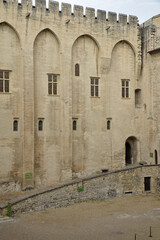 Fototapeta na wymiar Cour d'honneur du palais des Papes à Avignon, France