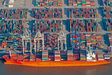 Fototapeta na wymiar Containerhafen Hamburg, Container Schiff in Hamburg, Luftbild