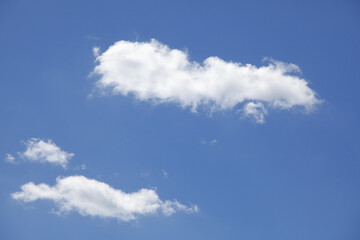 Obraz na płótnie Canvas 澄みきった秋空と白い雲
