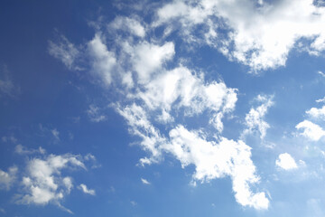 澄みきった秋空と白い雲