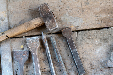 Hammer, Meisel und Zange auf einer Werkbank