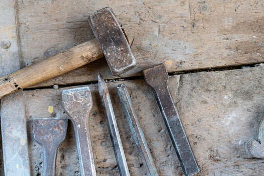 Hammer, Meisel und Zange auf einer Werkbank