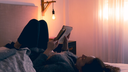 Momento de relajarse disfrutar del hogar y leer un buen libro en una cómoda cálida y confortable...