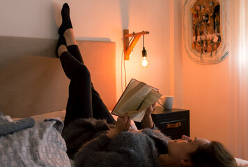Momento de relajarse disfrutar del hogar y leer un buen libro en una cómoda cálida y confortable...