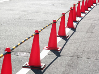 車道と歩道を分ける赤いパイロン