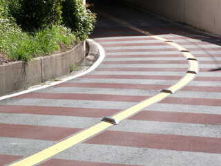 滑り止め加工を施した道路