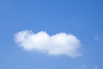 秋空にぽっかり浮いた白い雲