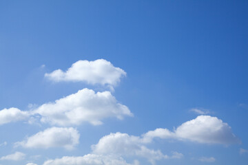 Fototapeta na wymiar 秋空にぽっかり浮いた白い雲