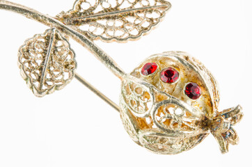 Una joya o broche para estar a la moda
