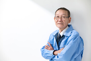 作業着のシニア男性