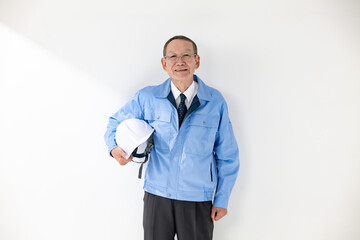 作業着のシニア男性
