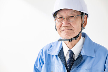 作業着のシニア男性