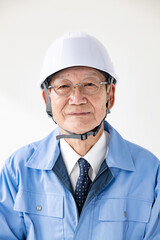 作業着のシニア男性