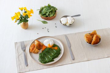 Homemade fresh creamy spinach and poached egg with roasted bread. Delicious healthy brunch or lunch.