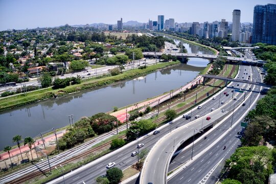 Vista a&eacute;rea da vida urbana em S&atilde;o Paulo. 
Marginal Pinheiros.