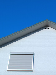 新築住宅の屋根裏の換気口と窓