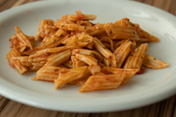 Prato de massa penne com molho de tomate