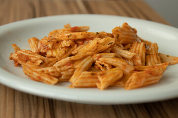 Prato de massa penne com molho de tomate