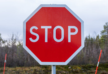 stop schild in rot
