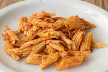 Prato de massa penne com molho de tomate