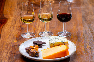 Tasting and pairing of different cheeses with strong alcoholic drinks, whisky, cognac or calvados