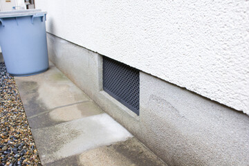 住宅の床下の換気口