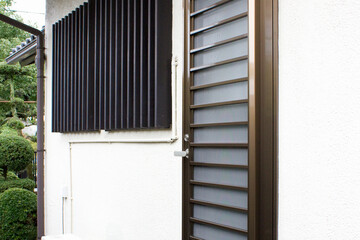 住宅の勝手口のドア