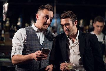 friends meet in a bar and invite friends there, write a message on your smartphone.