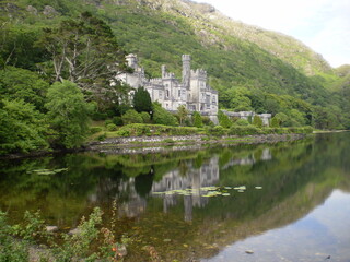 Fototapeta na wymiar Irish landscape with Kylemore Abbey and water reflection
