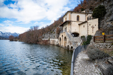 Obraz premium Iview of the lake from the entrance of the Santa Maria del Lago churchm Scanno lake, Italy