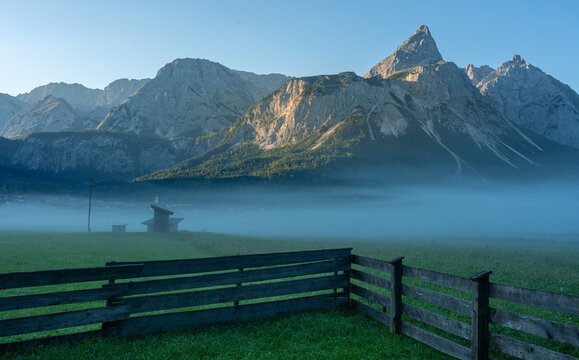 Morgendlicher Nebel im Tal des Wettersteingebirge in Tirol © spuno