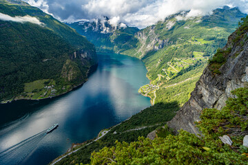 Urlaub in Süd-Norwegen: Atembreaubender Panorama-Blick auf den epische Geiranger Fjord bei einer Wanderung vom Aussichtspunkt