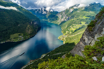 Urlaub in Süd-Norwegen: Atembreaubender Panorama-Blick auf den epische Geiranger Fjord bei einer...