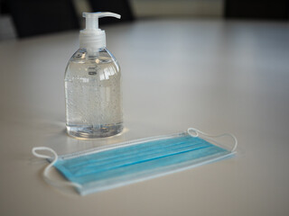 Hydroalcoholic gel for hand disinfection with mask in the office