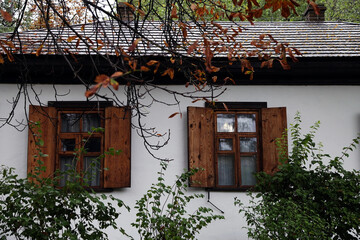 Fototapeta na wymiar Old wooden windows of an old house