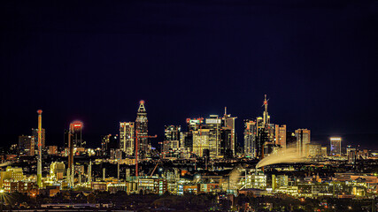 Obraz premium Beleuchtete Skyline von Frankfurt von Hochheim aus