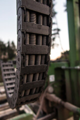 Mobile sawing equipment for logs in the open air.  Mobility and work speed
