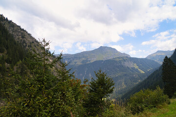 Fototapeta na wymiar Berggipfel in den Alpen im Montafon auf der Silvretta Hochalpenstraße bei blauem Himmel und sonnigem Herbsttag