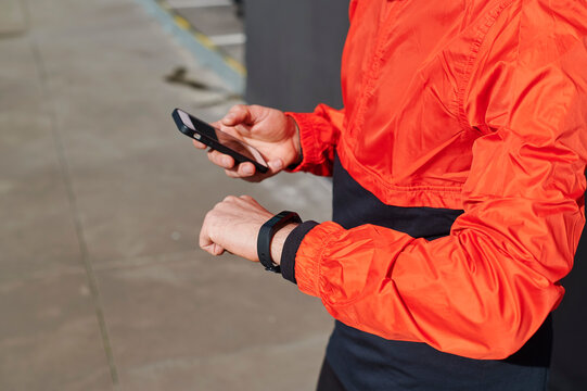 Man syncing devices before a run