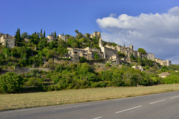 Fototapeta na wymiar Montbrun-les-Bains (26570) surplombe la route D542, Drôme en Auvergne-Rhône-Alpes, France