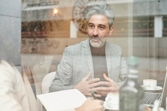 Businessman talking with a colleague in a cafe